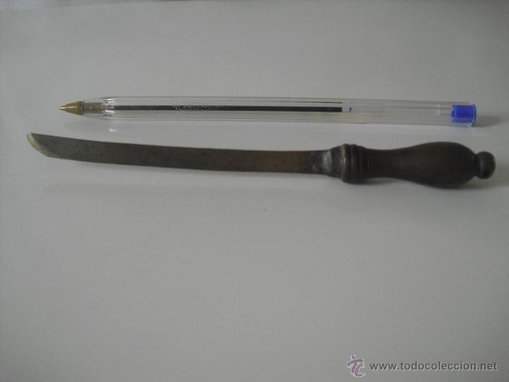 Escriban&iacute;a: Antiguo abrecartas de bronce con forma de sable o espada. - Foto 1