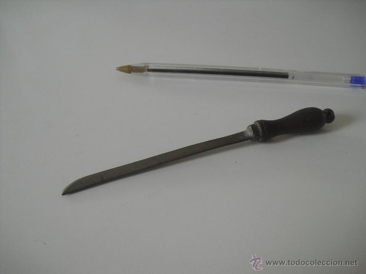 Escriban&iacute;a: Antiguo abrecartas de bronce con forma de sable o espada. - Foto 6
