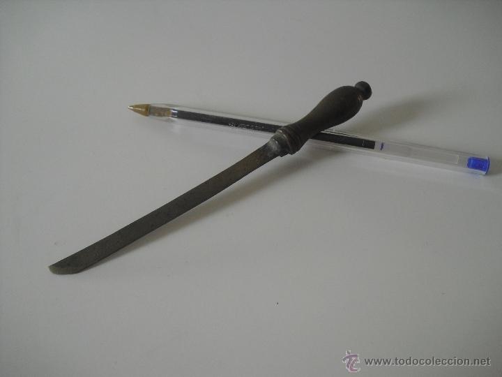 Escriban&iacute;a: Antiguo abrecartas de bronce con forma de sable o espada. - Foto 5