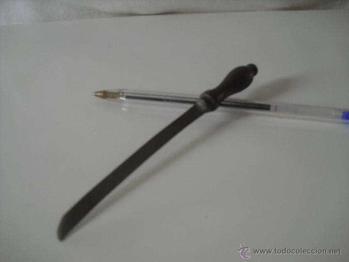 Escriban&iacute;a: Antiguo abrecartas de bronce con forma de sable o espada. - Foto 4