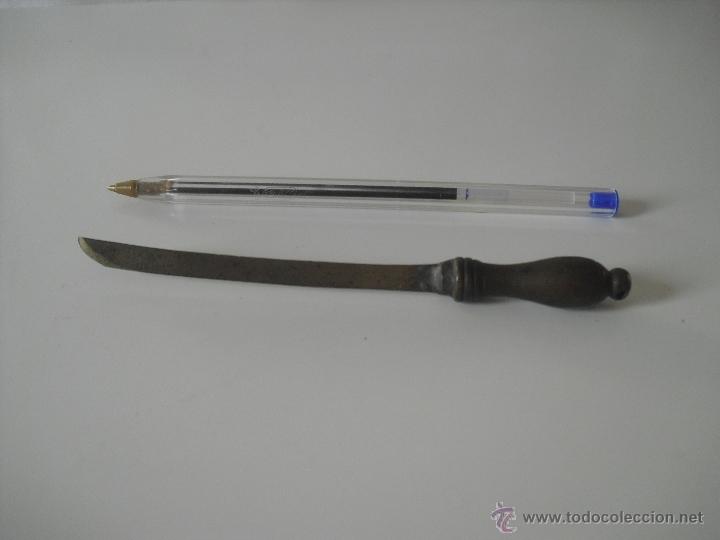 Escriban&iacute;a: Antiguo abrecartas de bronce con forma de sable o espada. - Foto 3