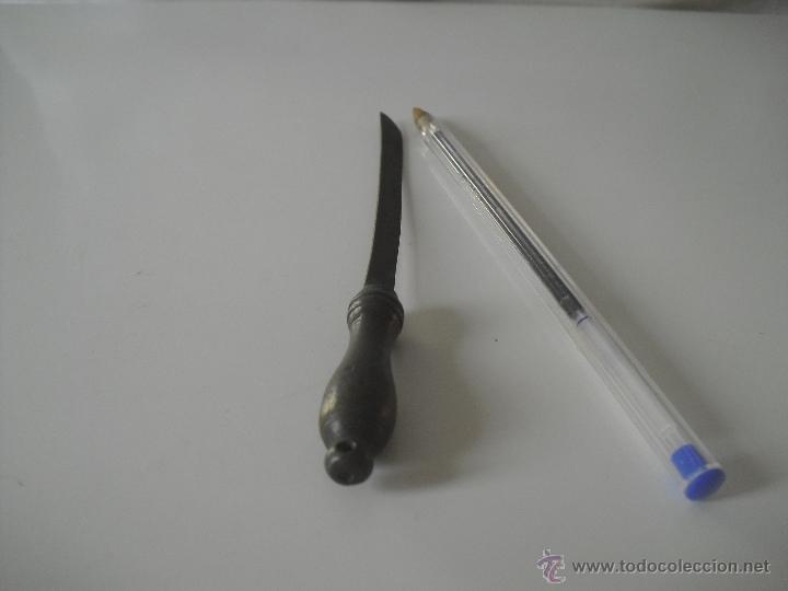 Escriban&iacute;a: Antiguo abrecartas de bronce con forma de sable o espada. - Foto 2