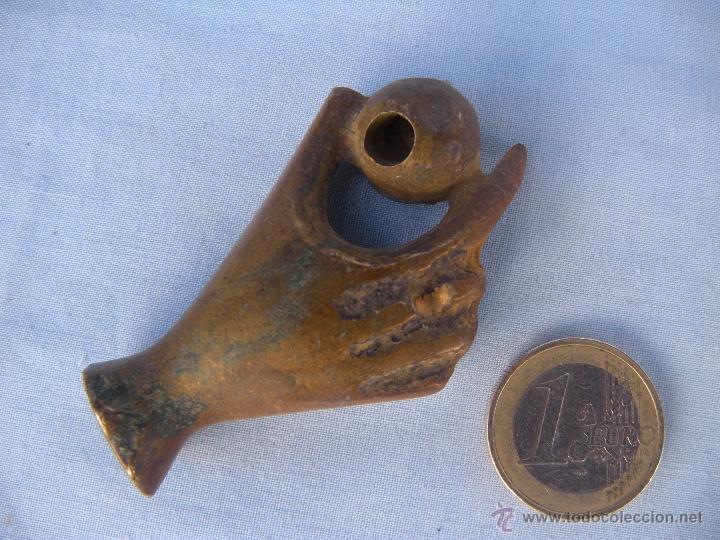 Escriban&iacute;a: PORTAPLUMAS EN BRONCE. L&Aacute;PIZ. CON FORMA DE MANO- - Foto 1