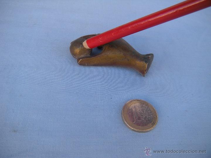 Escriban&iacute;a: PORTAPLUMAS EN BRONCE. L&Aacute;PIZ. CON FORMA DE MANO- - Foto 2