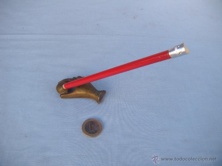 Escriban&iacute;a: PORTAPLUMAS EN BRONCE. L&Aacute;PIZ. CON FORMA DE MANO- - Foto 3