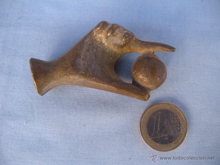 Escriban&iacute;a: PORTAPLUMAS EN BRONCE. L&Aacute;PIZ. CON FORMA DE MANO- - Foto 4