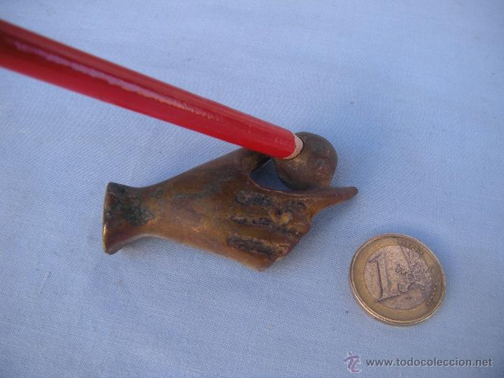 Escriban&iacute;a: PORTAPLUMAS EN BRONCE. L&Aacute;PIZ. CON FORMA DE MANO- - Foto 5