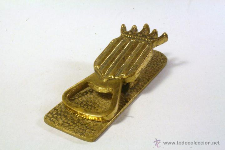 Writing Items: Pinza sujetapapeles metalica con el Escudo de la Corona de Aragon 12,5cm.