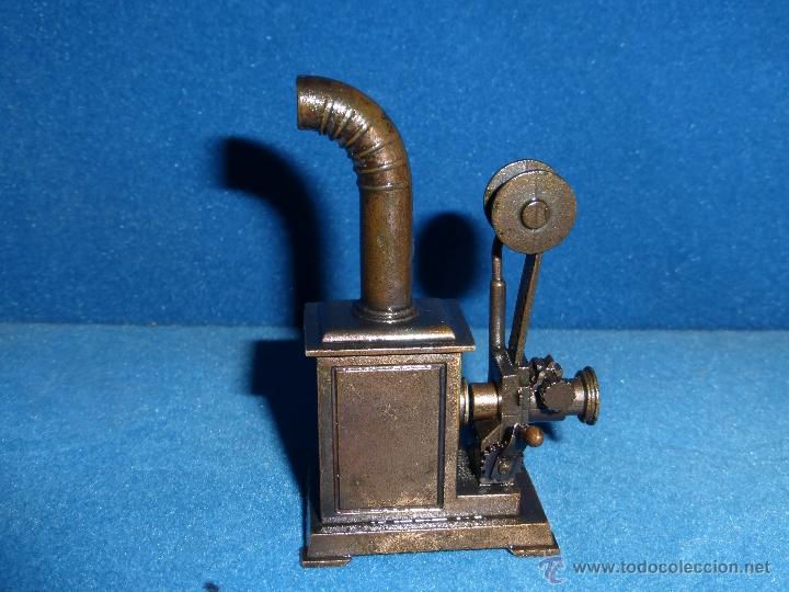 Escriban&iacute;a: SACAPUNTAS ANTIGUO CON FORMA DE PROYECTOR - Foto 1