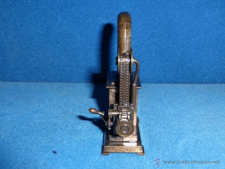 Escriban&iacute;a: SACAPUNTAS ANTIGUO CON FORMA DE PROYECTOR - Foto 2