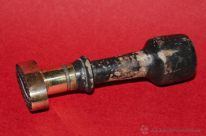 Escriban&iacute;a: SELLO DE BRONCE CON EMPU&Ntilde;ADURA DE MADERA - Foto 3