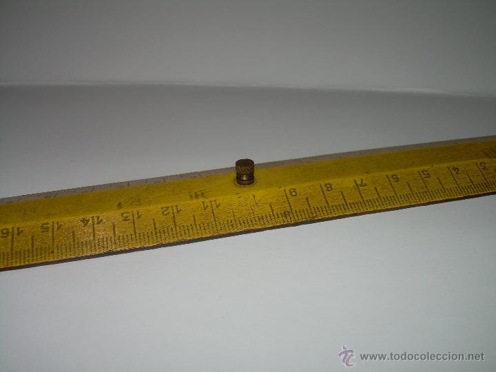 Escriban&iacute;a: ANTIGUA REGLA DE MADERA Y SOPORTE DE LATON. - Foto 2