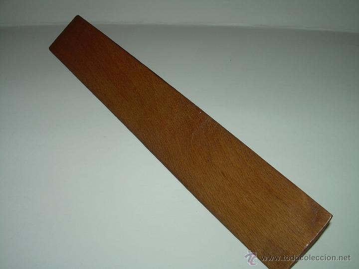 Escriban&iacute;a: ANTIGUA REGLA DE MADERA Y SOPORTE DE LATON. - Foto 3