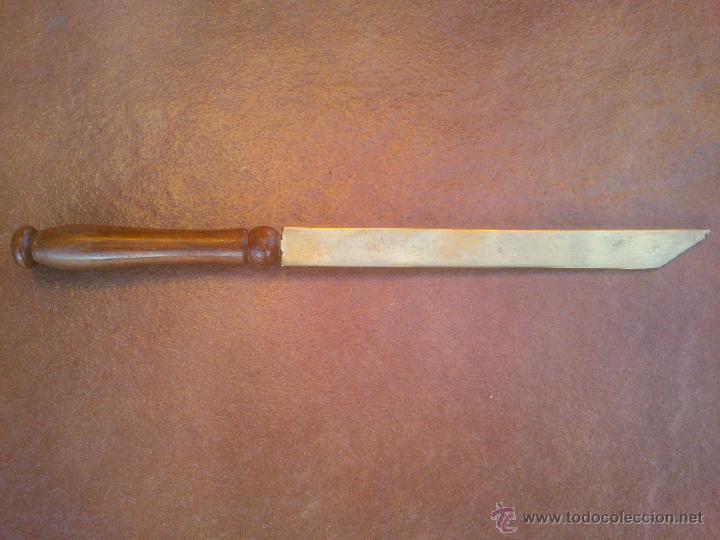 Escriban&iacute;a: ABRECARTAS MANGO DE MADERA .20CM . - Foto 1