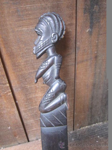 Escriban&iacute;a: Abrecartas en madera &eacute;bano con talla africana 46 cm.