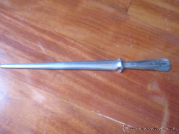 Escriban&iacute;a: ANTIGUO ABRECARTAS MODERNISTA EN HIERRO CROMADO, 20CM APROX 1930, VER DETALLE EMPU&Ntilde;ADURA