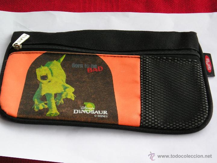 Escrita: **ESTUCHE CON CREMALLERA PARA USO ESCOLAR, DINOSAUR DE DISNEY** 22 x 18 cm.