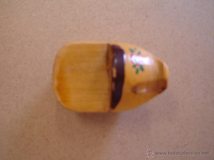 Escriban&iacute;a: Sacapuntas de madera con forma de zueco - Foto 1