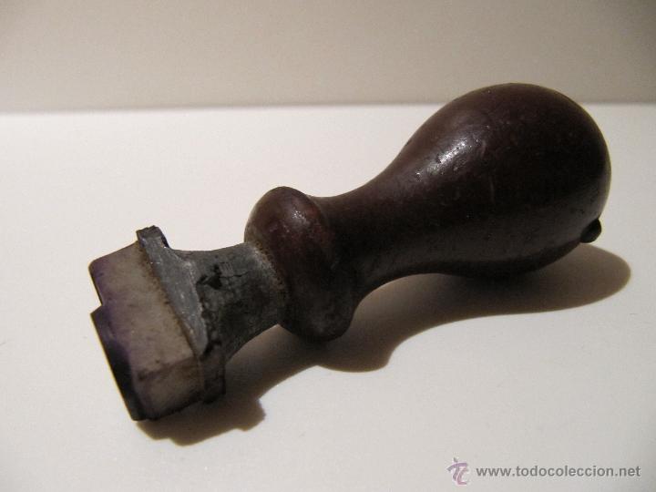 Escriban&iacute;a: SELLO TAMPON MADERA LETRA D - Foto 2