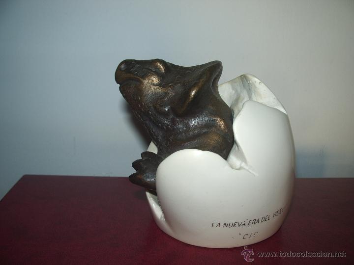 Escriban&iacute;a: Pisapapeles: DINOSAURIO - HUEVO - Foto 1