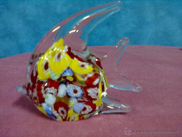 Escriban&iacute;a: PEZ PISAPAPELES CRISTAL NUMEROSAS FLORES - Foto 1