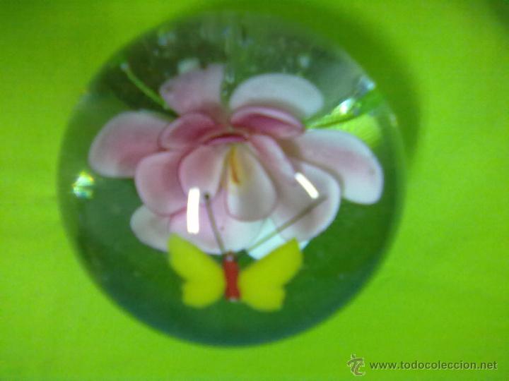 Escriban&iacute;a: PISAPAPELES FLOR MARIPOSA CRISTAL. - Foto 2