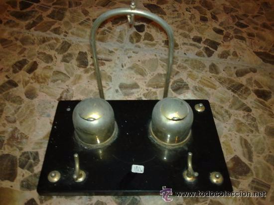 Escriban&iacute;a: Bonita escriban&iacute;a, con dos tintero y porta plumas. 20 x 12
