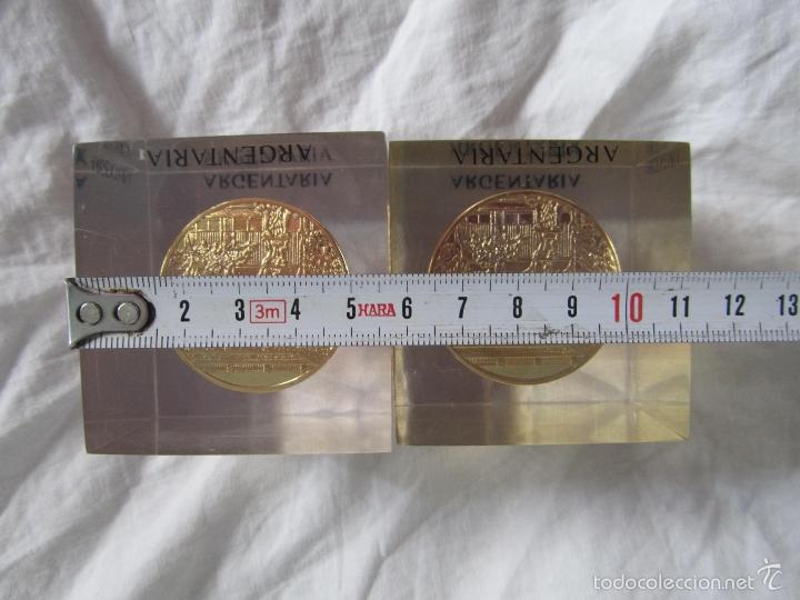 Escriban&iacute;a: 2 pisapapeles medalla Argentaria pl&aacute;stico inyectado - Foto 3