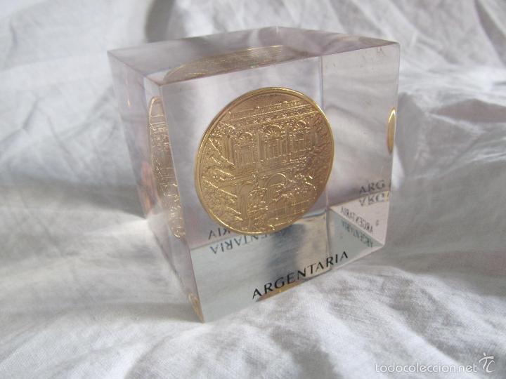 Escriban&iacute;a: 2 pisapapeles medalla Argentaria pl&aacute;stico inyectado - Foto 4