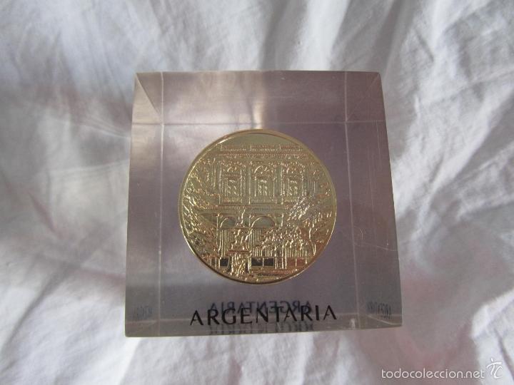 Escriban&iacute;a: 2 pisapapeles medalla Argentaria pl&aacute;stico inyectado - Foto 5