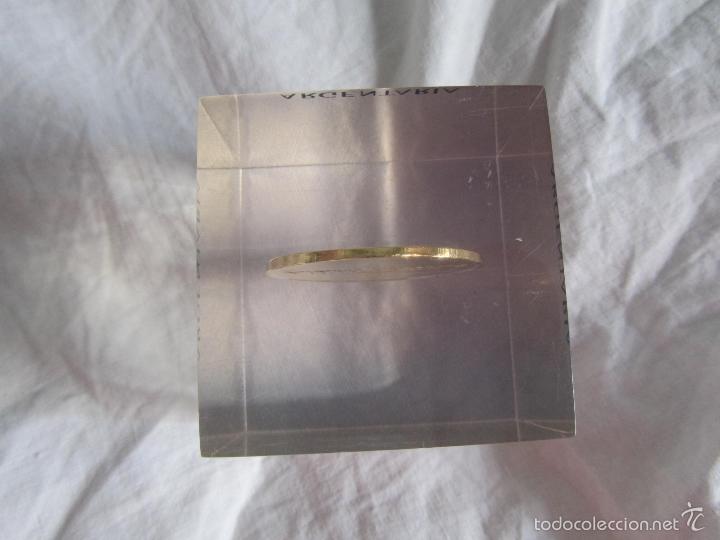 Escriban&iacute;a: 2 pisapapeles medalla Argentaria pl&aacute;stico inyectado - Foto 6