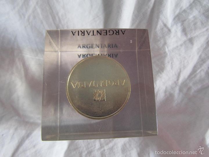 Escriban&iacute;a: 2 pisapapeles medalla Argentaria pl&aacute;stico inyectado - Foto 7