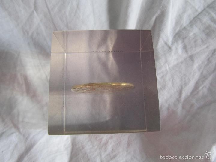 Escriban&iacute;a: 2 pisapapeles medalla Argentaria pl&aacute;stico inyectado - Foto 8