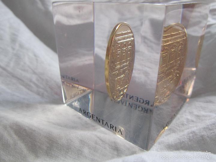 Escriban&iacute;a: 2 pisapapeles medalla Argentaria pl&aacute;stico inyectado - Foto 9