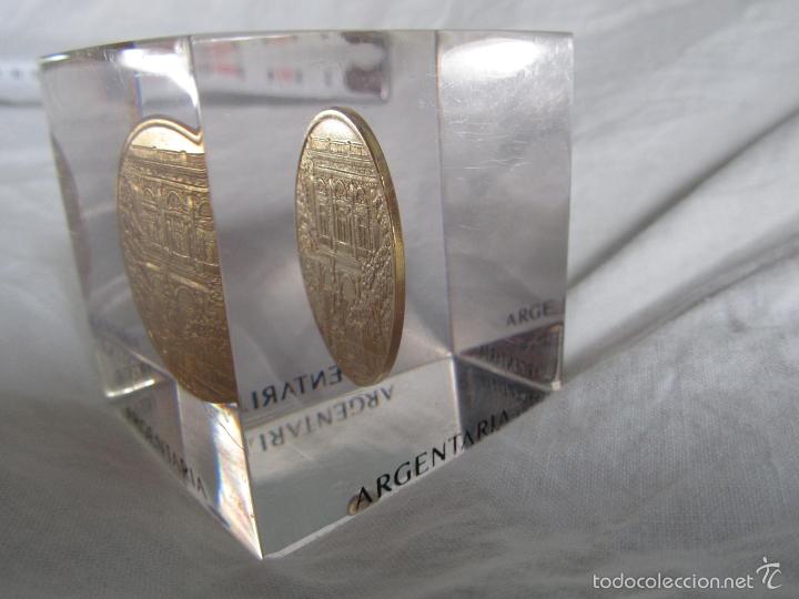 Escriban&iacute;a: 2 pisapapeles medalla Argentaria pl&aacute;stico inyectado - Foto 10