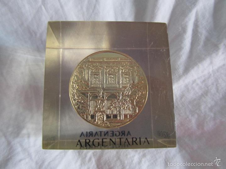 Escriban&iacute;a: 2 pisapapeles medalla Argentaria pl&aacute;stico inyectado - Foto 11