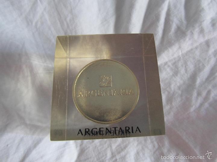 Escriban&iacute;a: 2 pisapapeles medalla Argentaria pl&aacute;stico inyectado - Foto 12