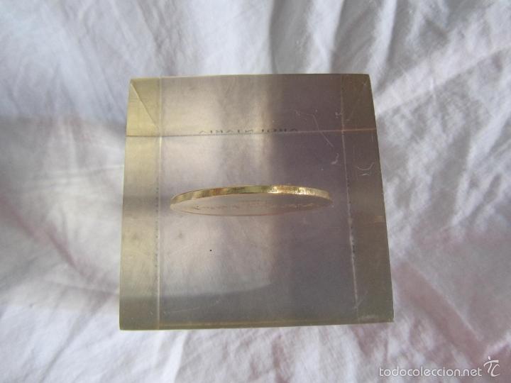Escriban&iacute;a: 2 pisapapeles medalla Argentaria pl&aacute;stico inyectado - Foto 13
