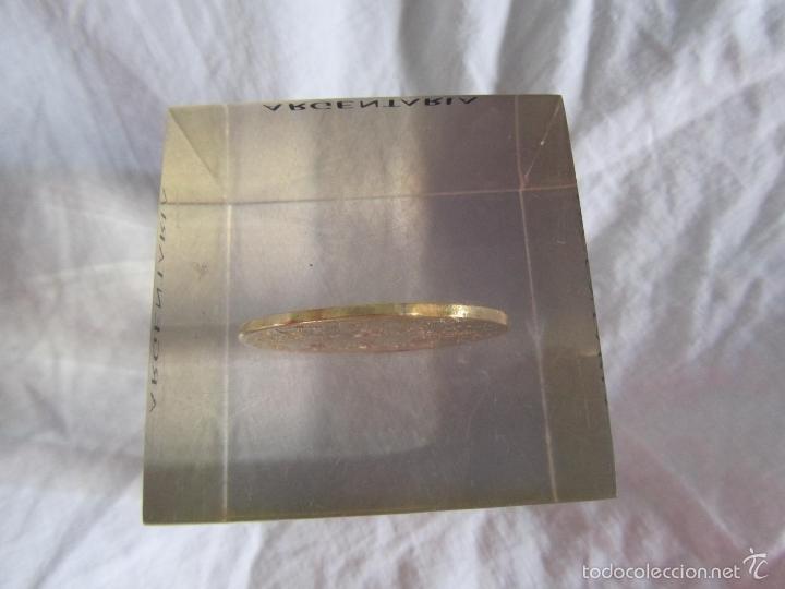 Escriban&iacute;a: 2 pisapapeles medalla Argentaria pl&aacute;stico inyectado - Foto 14