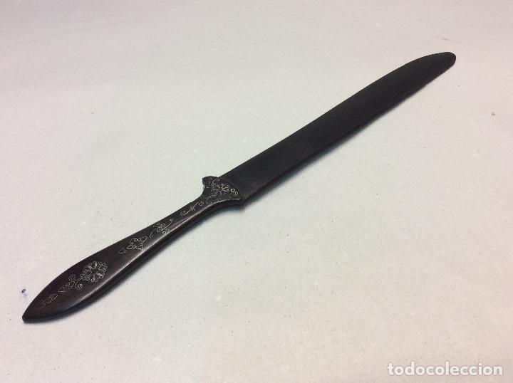 Escriban&iacute;a: ANTIGUO ABRECARTAS DE MADERA DE EBANO Y MARQUETERIA. - Foto 1