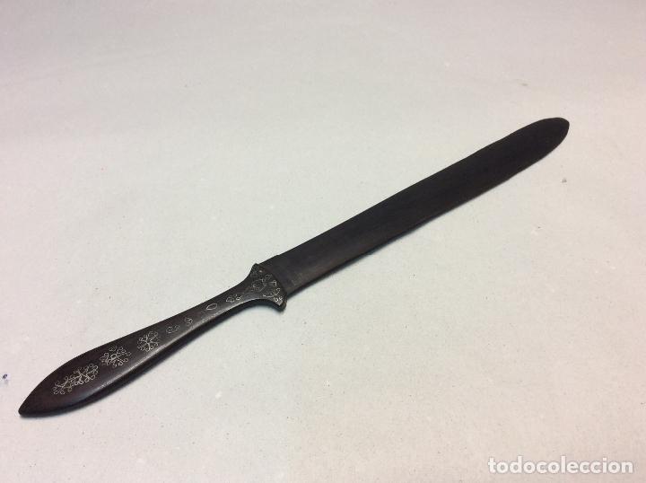 Escriban&iacute;a: ANTIGUO ABRECARTAS DE MADERA DE EBANO Y MARQUETERIA. - Foto 2