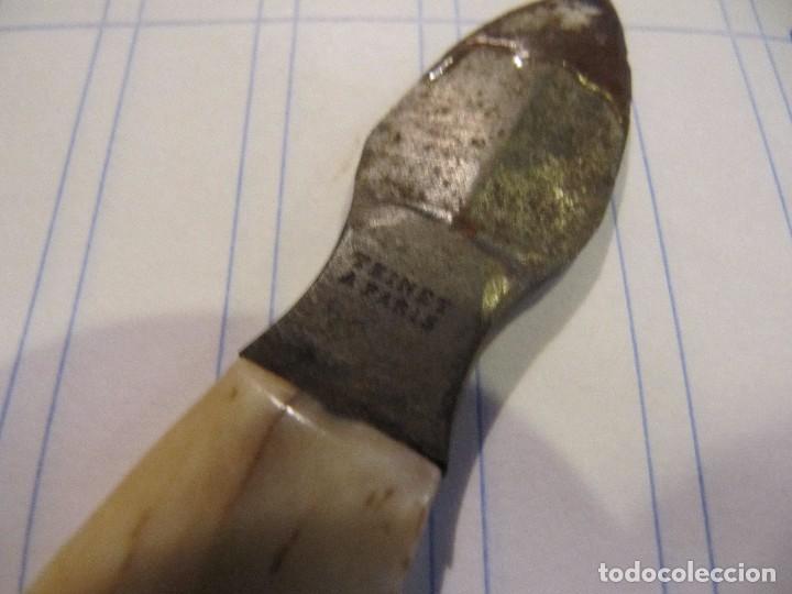 Escriban&iacute;a: ANTIGUO CORTAPLUMAS CON MANGO DE MARFIL Y PUNTA DE HIERRO - SELLADA - THINET A. PARIS - Foto 2
