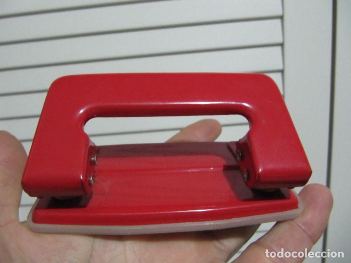 Escriban&iacute;a: PERFORADORA DE SOBREMESA roja a&ntilde;os 80 - Foto 1