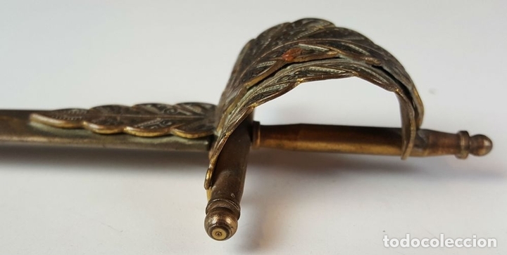 Escriban&iacute;a: ABRE CARTAS EN METAL. EN FORMA DE ESPADA. CIRCA 1970. - Foto 5