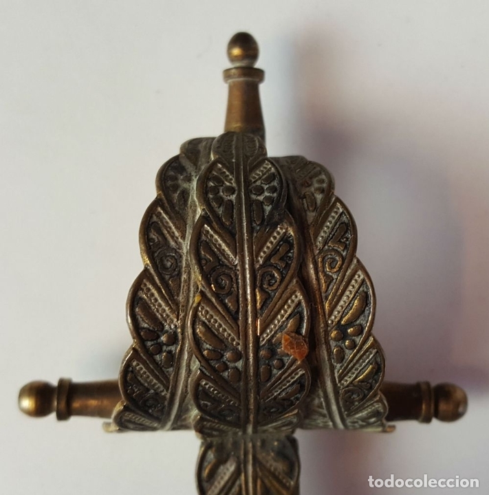 Escriban&iacute;a: ABRE CARTAS EN METAL. EN FORMA DE ESPADA. CIRCA 1970. - Foto 6