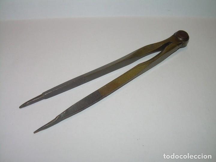 Escriban&iacute;a: ANTIGUO COMPAS DE BRONCE Y ACERO. - Foto 1