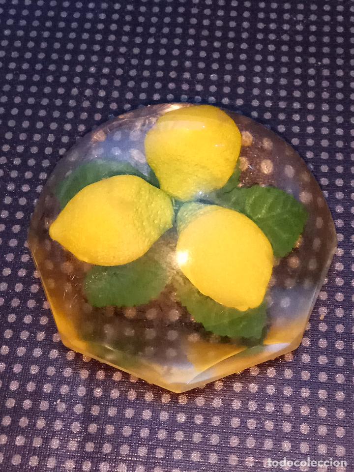 Escriban&iacute;a: ANTIGUO PISAPAPELES DE METACRILATO CON LIMONES - Foto 1