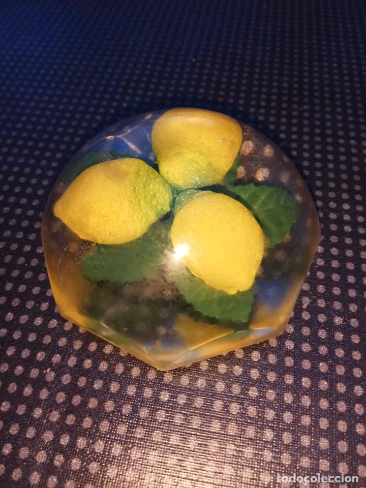 Escriban&iacute;a: ANTIGUO PISAPAPELES DE METACRILATO CON LIMONES - Foto 2