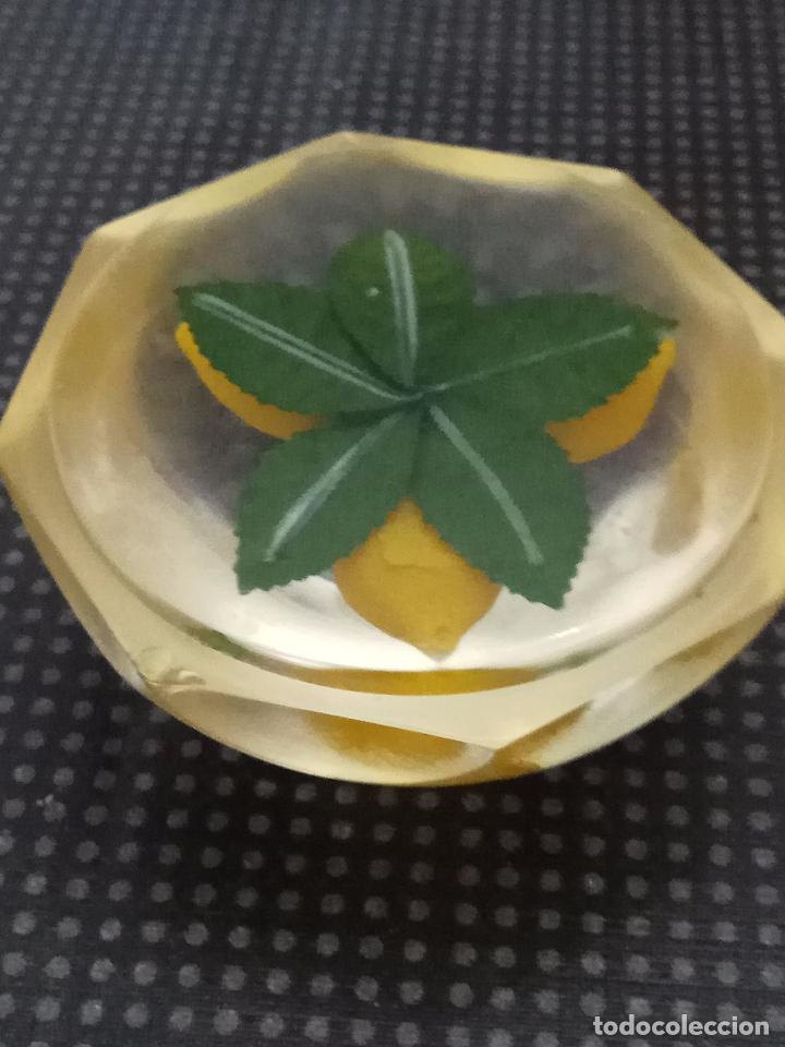 Escriban&iacute;a: ANTIGUO PISAPAPELES DE METACRILATO CON LIMONES - Foto 3