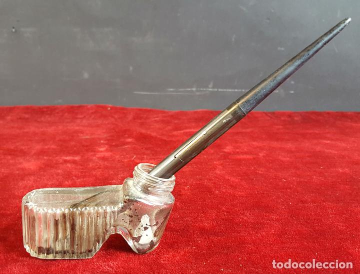 Escriban&iacute;a: TINTERO DE CRISTAL Y PLUMA DE RESINA. CIRCA 1960. - Foto 1